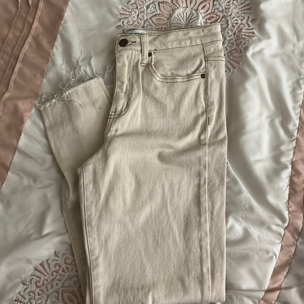 Women’s cream colored ripped jeans